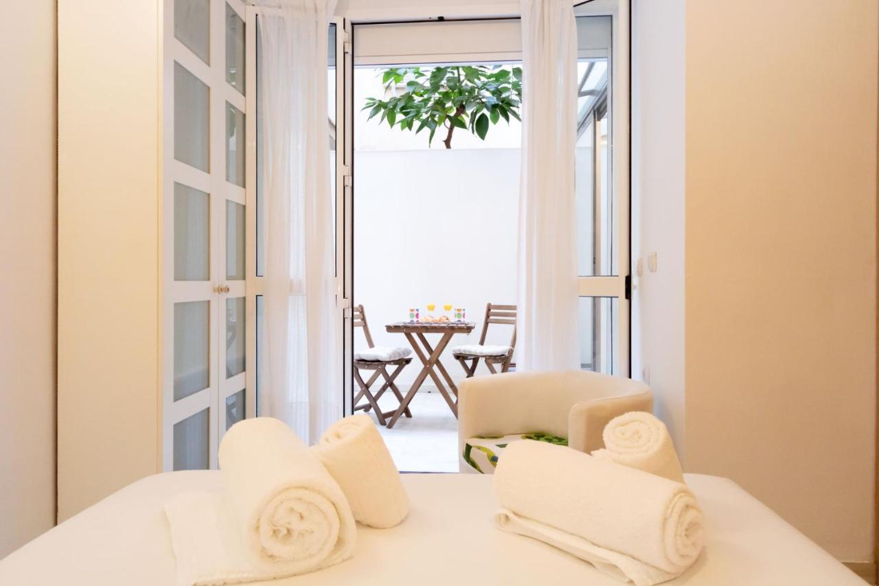 Goles Courtyard With Parking By Valcambre Apartman Sevilla Kültér fotó